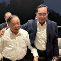 Der stellvertretende Premierminister Prawit Wongsuwon teilt einen leichten Moment mit Premierminister Prayuth Chan o-cha nach einem Treffen am 8. Dezember. Das PR-Team von Prawit Wongsuwon