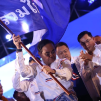 Premierminister Prayuth Chan o-cha sagte, er sei ein einheimischer Sohn des nordöstlichen Sohnes und forderte sein Volk auf, ihn nicht zu verlassen, als er bei einer Wahlkampfveranstaltung im Nordosten der Provinz Nakhon Ratchasima einige der Richtlinien der United Thai Nation Partei am Samstagabend enthüllte.