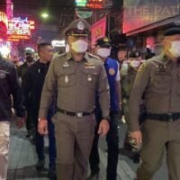 Die Polizei inspizierte die Pattaya Walking Street, um die Sicherheit und eine kriminalitätsfreie Kampagne in der Stadt zu gewährleisten. Insgesamt nahmen am Freitag Abend (17. Februar) 234 Beamte aus der Stadt Pattaya, dem öffentlichen Gesundheitsamt des Bezirks Banglamung, der Touristenpolizei von Pattaya, der Einwanderungsbehörde und dem Arbeitsamt der Provinz Chonburi an der Inspektion teil.