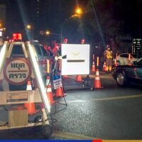 Das Metropolitan Police Bureau (MPB) hat die Beamten gewarnt, die Vorschriften der Royal Thai Police (RTP) zur Einrichtung und zum Betrieb von Straßenkontrollpunkten einzuhalten. Die Stationsleiter und ihre Vorgesetzten auf zwei Ebenen würden für die Verstöße gegen diese Vorschriften verantwortlich gemacht, sagte MPB-Chef Thiti Saengsawang in einem am Dienstag (31. Januar) versandten Eilbefehl.