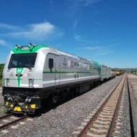 Die State Railway of Thailand (SRT) hat bekannt gegeben, dass sie die neue batteriebetriebene Lokomotive im nationalen Eisenbahnnetz testet, um ihre Leistung zu bewerten. Die sogenannte EV-Lokomotive zieht mit großem Erfolg Züge auf die erhöhten Gleise und Bahnsteige des Krung Thep Aphiwat Central Terminal. Die nationale Eisenbahngesellschaft plant, diese Lokomotive in späteren Testphasen für den Transport von Personen- und Güterzügen einzusetzen.