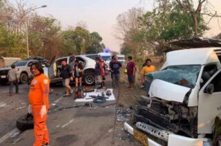 Bei einem Frontalzusammenstoß mit einem Auto, das am Sonntag im Bezirk Sai Yok die Mittellinie überquert hat, wurden ein deutscher Tourist und ein Fahrer eines Reisebusses getötet und die beiden anderen Passagiere verletzt. Der Unfall ereignete sich gegen 18:00 Uhr in der Nähe der Kilometermarkierung 127 +800 auf dem Highway 323 (Sai Yok - Thong Pha Phum) in der Nähe des Dorfes Moo 4 in der Gemeinde Tha Sao, sagte der Ermittler von Sai Yok, Pol Maj Sarit Tikhasuk.