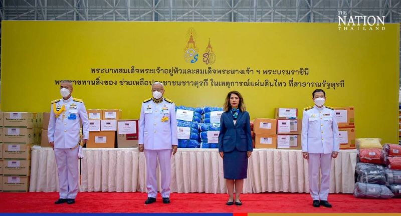 Hilfsgüter, die von Ihren Majestäten dem König und der Königin gespendet wurden, wurden am Mittwoch von der Royal Thai Air Force (RTAF) in die Türkei transportiert. Geheimrat Chirayu Isarangkun na Ayuthaya wurde von Ihren Majestäten beauftragt, die Hilfsgüter an den türkischen Botschafter in Thailand, Serap Ersoy, am Military Air Terminal 2, Flügel 6 der RTAF in Bangkok zu liefern. Die Botschafterin drückte ihre Dankbarkeit für die Großzügigkeit Ihrer Majestäten aus.