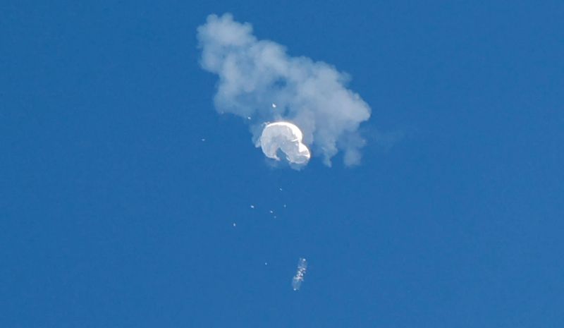 . Kampfflugzeuge des US-Militärs haben am Samstag einen mutmaßlichen chinesischen Spionageballon abgeschossen, als er vor der Küste von South Carolina schwebte, und damit eine dramatische Saga beendet, die die sich verschlechternden Beziehungen zwischen China und den USA erneut ins Rampenlicht rückte. Ein in den sozialen Medien gepostetes Video zeigt ein Flugobjekt, von dem angenommen wird, dass es sich um den mutmaßlichen chinesischen Spionageballon handelt, der nach einem Treffer vom Himmel fällt.