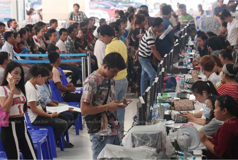 Das Kabinett billigte den Vorschlag des Arbeitsministeriums für ausländische Wanderarbeitnehmer, die Frist für die Registrierung ihrer Verlängerung der Arbeitserlaubnis bis Mitte Mai zu verlängern. Der stellvertretende Regierungssprecher Traisuree Traisaranakul sagte am Mittwoch, dass Wanderarbeiter aus Myanmar, Laos, Kambodscha und Vietnam, deren Arbeitgeber immer noch wollen, dass sie im Land arbeiten, eine 90-tägige Verlängerung bis zum 13. Feb. Beantragen können.