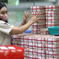 Die schnelle Abwertung des Baht hat den Aktien im Exportsektor geholfen, sagen Analysten und warnen davor, dass die Währung unter dem Druck steht, weiter abzurutschen, was zu anhaltenden Abflüssen aus dem thailändischen Aktienmarkt führt.