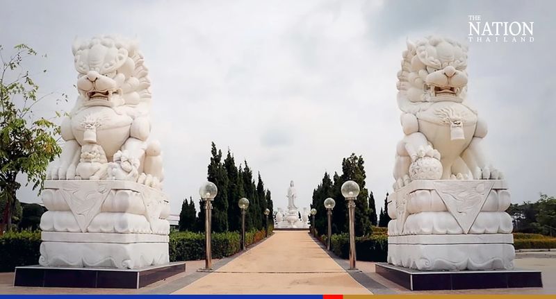 Saraburis Wat Phra Buddha Sang Dham mit seiner gigantischen Kuppel wird voraussichtlich bald bei Bangkokern beliebt sein, die nach einem schnellen spirituellen Kurzurlaub suchen.Der Tempel mit einer riesigen Stahlkuppel birgt eine 50 Meter hohe weiße Buddha-Statue und befindet sich im Stadtteil Nong Khae. 