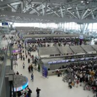 Das thailändische Verkehrsministerium hat den internationalen Flughafen Suvarnabhumi in Bangkok angewiesen, das Problem langer Warteschlangen bei der Einreise und Wartezeiten an Gepäckbändern dringend anzugehen, um den internationalen Reisenden angesichts der Erholung des Tourismus in Thailand die Einreise zu erleichtern. Der Flughafen Suvarnabhumi, der wichtigste Hafen des Landes für internationale Ankünfte, verzeichnete im vergangenen Monat insgesamt 4,3 Millionen Passagiere mit durchschnittlich 138.287 Passagieren pro Tag, was einem Wachstum von 317 % gegenüber dem Vorjahr entspricht.
