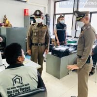 Drei Verdächtige, die behaupteten, Regierungsbeamte zu sein, wurden festgenommen, nachdem sie am 7. Februar in das Haus eines Mannes in Pattaya eingedrungen waren und ihm 8.000 Baht gestohlen hatten. Eine Gruppe, die das Opfer für falsche Regierungsbeamte hielt, soll am Dienstag, dem 7. Februar, in das Haus des Opfers eingedrungen sein und sein Geld gestohlen haben.