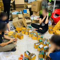 Die Polizei der thailändischen Verbraucherschutzabteilung (CPD) beschlagnahmte gestern am Montag (13. Februar) gefälschte Kosmetika und minderwertige medizinische Versorgung im Wert von etwa 14 Millionen Baht bei Razzien an zwei Orten im Bezirk Prawet in Bangkok und in der Provinz Samut Prakan. Ein chinesischer Staatsangehöriger, der an einem der beiden Standorte, einem Lager- und Verpackungsbüro, gefunden wurde, wurde festgenommen.