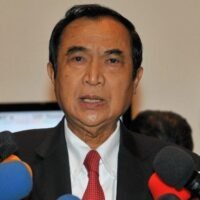 Die Strafkammer des Obersten Gerichtshofs für Inhaber politischer Ämter erließ gestern (7. Februar) einen Haftbefehl gegen den ehemaligen Innenminister Charupong Ruangsuwan wegen der Anklage, Geschenke über der Obergrenze von 3.000 Baht erhalten zu haben, sagte die Zeitung Thai Rath. Dies ergibt sich daraus, dass der Angeklagte am 13. Dezember 2022 nicht an einer Anhörung teilgenommen hat, bei der nur sein Anwalt auftauchte.