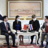Thailand wird ein Mini-Freihandelsabkommen (Mini-FTA) mit der chinesischen Stadt Shenzhen und der Provinz Yunnan im März bzw. April unterzeichnen, nachdem das Mini-FTA mit Hainan zu einem deutlichen Wachstum der thailändischen Exporte geführt hat. Handelsminister Jurin Laksanawisit sagte, dass Thailand nach Gesprächen in Bangkok mit Shen Danyang, dem Exekutiv Vizegouverneur der chinesischen Provinz Hainan, Hainan aufgefordert habe, weiterhin Handelsverhandlungen, Seminare und Geschäftsabgleiche im Rahmen des Mini-Freihandelsabkommens zu unterstützen.