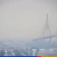 Der größte Teil Bangkoks war heute am Montag (20. Februar) um 7 Uhr morgens in einen Dunst gefährlicher Luft gehüllt, wobei 67 Luftqualitätsüberwachungsstationen eine hohe PM 2,5 Verschmutzung meldeten. Die PM 2,5 Werte lagen in den meisten Teilen der Hauptstadt zwischen 49 und 77 Mikrogramm pro Kubikmeter Luft (μg/m3). PM 2,5 sind Staubpartikel mit einem Durchmesser von weniger als 2,5 Mikrometern, die Menschen mit chronischen Lungen- und Herzerkrankungen schwer beeinträchtigen können.