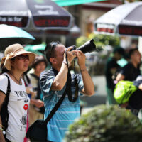Es werden zunehmend Forderungen nach einer verstärkten Überprüfung des thailändischen Tourismusfonds laut, wobei Bedenken hinsichtlich der Verwendung des Geldes geäußert werden. Der Fonds wurde eingerichtet, um die Tourismusbranche des Landes zu unterstützen, die von der Covid-19 Pandemie schwer getroffen wurde. Die Erhebung der Gebühr von 300 Baht von internationalen Touristen wird voraussichtlich am 1. Juni 2023 beginnen.
