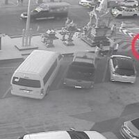 Ein Polizist der Polizeistation von Pattaya wurde auf einen inaktiven Posten versetzt, bis eine Untersuchung einer Behauptung durchgeführt wurde, er habe 30.000 Baht von einem chinesischen Touristen erpresst, der beim Tragen und benutzen einer illegalen E-Zigarette erwischt wurde. Der betroffene Offizier, Pol Snr. Sergeant Major Noppakrit „Khai“ Pornwatthanakit, Leiter der Verkehrsabteilung der Polizeistation von Pattaya, wurde von mehreren thailändischen Medien beschuldigt, um den 28. oder 29. Januar herum 30.000 Baht von einem nicht identifizierten chinesischen Touristen auf der Pattaya Walking Street erpresst zu haben.