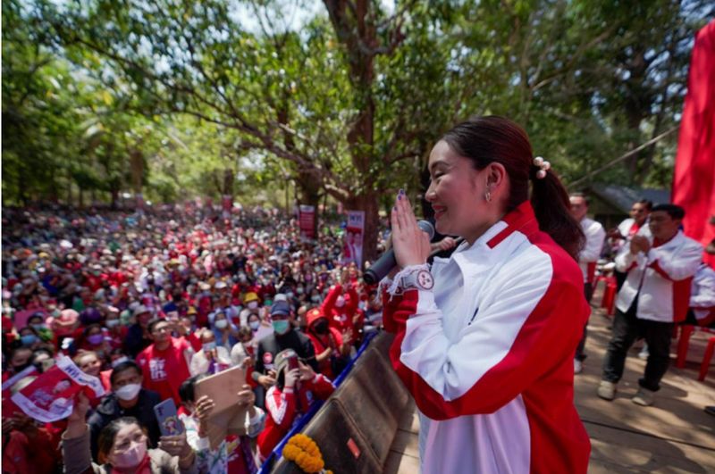 Paetongtarn Shinawatra, die Chefberaterin der Pheu Thai Partei für öffentliche Beteiligung und Innovation, sagte am Freitag, sie sei bereit, die nächste Premierministerin des Königreichs zu werden, wenn sie die Chance dazu bekomme. Frau Paetongtarn, 36, die jüngste Tochter des ehemaligen Premierministers Thaksin Shinawatra, schlug auch Kritiker zurück, die sie nach ihrem Alter und ihrer mangelnden politischen Erfahrung beurteilen, und sagte, ihre Kritik sei nicht konstruktiv.
