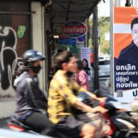 Die voraussichtlichen Parlamentswahlen dürften den Konsum ankurbeln, da etwa 60 - 70 Milliarden Baht in der Wirtschaft des Landes in Umlauf gebracht werden und den thailändischen Aktienmarkt sowohl eine Woche vor als auch einen Monat nach den Wahlen stärken werden, sagen Analysten.