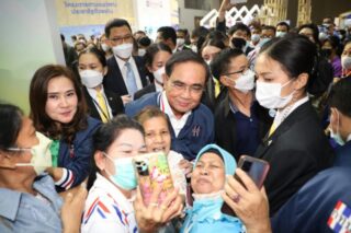 Premierminister Prayuth Chan o-cha, die Schlüsselfigur der United Thai Nation Partei (UTN), posiert für Fotos mit Unterstützern, nachdem er einer Veranstaltung zum 30. Jahrestag des National Village and Urban Community Fund in der Impact Arena, Muang Thong Thani, vorgesessen hat. (Foto: Pattarapong Chatpattarasill)