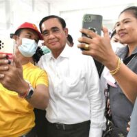 Premierminister Prayuth Chan o-cha wird voraussichtlich einen neuen politischen Slogan einführen, der als Motto seiner Partei United Thai Nation (UTN) in die Wahlkampagne aufgenommen werden könnte. „Fertig, tun und weitermachen“ war ein Satz, den er aussprach, als er am Mittwoch bei seinem Besuch im Bezirk Laem Sing in Chanthaburi eine Rede hielt.