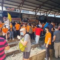 . Sanook berichtete weiterhin über die Rückkehr chinesischer Touristen nach Thailand, nachdem die chinesische Regierung am Montag, dem 6. Februar, die Reisebeschränkungen gelockert hatte. Thailand ist eines von 20 Ländern, die Chinesen auf ihren Gruppenreisen besuchen dürfen. Eine Gruppe von 40 Personen war mit Spring Airlines am Flughafen Don Muang angekommen, während 90 unabhängige Reisende ebenfalls begrüßt wurden.