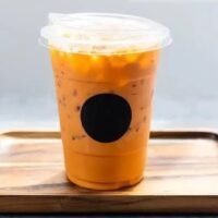 Thailändischer Tee wurde von TasteAtlas, einer Reiseführer Plattform, auf Platz 7 der 100 bestbewerteten alkoholfreien Getränke der Welt gewählt. TasteAtlas ist ein Online Food Atlas, der Informationen über authentische und traditionelle Gerichte aus verschiedenen Teilen der Welt bietet. Es ermöglicht den Benutzern, interessante Gerichte nach Region, Land oder Zutat zu erkunden, und bietet außerdem eine Plattform für Benutzer, um Gerichte, Rezepte und Empfehlungen vorzuschlagen.