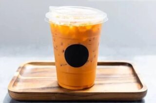 Thailändischer Tee wurde von TasteAtlas, einer Reiseführer Plattform, auf Platz 7 der 100 bestbewerteten alkoholfreien Getränke der Welt gewählt. TasteAtlas ist ein Online Food Atlas, der Informationen über authentische und traditionelle Gerichte aus verschiedenen Teilen der Welt bietet. Es ermöglicht den Benutzern, interessante Gerichte nach Region, Land oder Zutat zu erkunden, und bietet außerdem eine Plattform für Benutzer, um Gerichte, Rezepte und Empfehlungen vorzuschlagen.