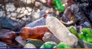 Das Pollution Control Department (PCD) schrieb am Mittwoch seinen Kampagnen in der Öffentlichkeit die starke Reduzierung der Verwendung von Einwegplastik und Plastikeinkaufstüten zu, die sich in etwa drei Jahren auf insgesamt mehr als 148.000 Tonnen beliefen. PCD-Generaldirektor Pinsak Suraswadi sagte, die Abteilung habe die Kampagnen in Zusammenarbeit mit der Abteilung zur Förderung der Umweltqualität (EQPD) im Jahr 2018 mit dem Ziel gestartet, Einweg-Plastiktüten und Plastikeinkaufstaschen bis 2021 um 43 % zu reduzieren.