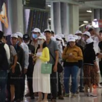 Thailand wird ausländische Touristen versichern, wenn im Juni die Tourismusgebühren für alle internationale Ankünfte erhoben werden, sagte die stellvertretende Regierungssprecherin Traisuree Taisaranakul gestern am Donnerstag (16. Februar). Die Erhebung der Eintrittsgebühr wurde am Dienstag vom Kabinett für jeden Ausländer genehmigt, der Thailand besucht. Besucher, die mit dem Flugzeug anreisen, müssen 300 Baht bezahlen, während internationale Besucher, die auf dem Land- oder Seeweg anreisen, 150 Baht bezahlen müssen.