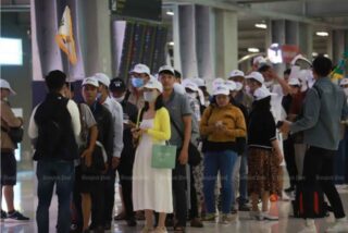 Thailand wird ausländische Touristen versichern, wenn im Juni die Tourismusgebühren für alle internationale Ankünfte erhoben werden, sagte die stellvertretende Regierungssprecherin Traisuree Taisaranakul gestern am Donnerstag (16. Februar). Die Erhebung der Eintrittsgebühr wurde am Dienstag vom Kabinett für jeden Ausländer genehmigt, der Thailand besucht. Besucher, die mit dem Flugzeug anreisen, müssen 300 Baht bezahlen, während internationale Besucher, die auf dem Land- oder Seeweg anreisen, 150 Baht bezahlen müssen.