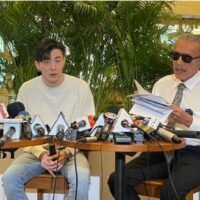 Ein Mann aus Singapur, der sich nur als „Sky“ identifizierte, wendete sich an die Medien und diskutierte über angebliche Erpressung durch die Polizei im Davis Bangkok Hotel, das dem ehemaligen Politiker gehört, der am Mittwoch zum Whistleblower Chuvit Kamolvisit wurde.