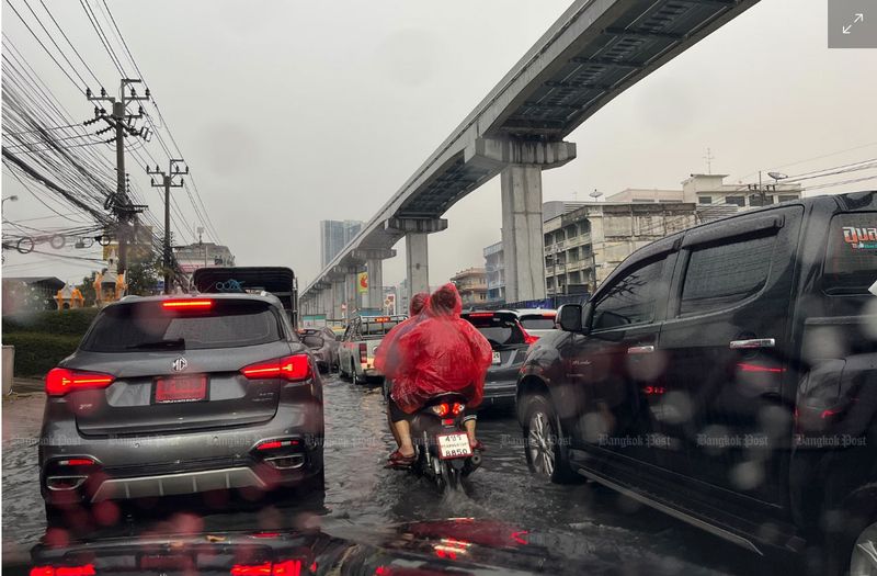 Der Verkehr in Teilen von Bangkok war am Mittwochmorgen stark überlastet, als starker Regen die Hauptstadt und die umliegenden Gebiete traf.Die Fahrzeuge fuhren auf den Straßen Stoßstange an Stoßstange, und viele Pendler verbrachten doppelt so viel Zeit wie sonst auf dem Weg zur Arbeit.
