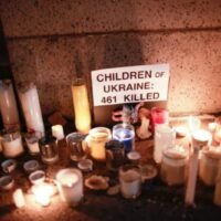 Die Ukrainer werden heute am Freitag (24. Februar), dem ersten Jahrestag der russischen Invasion, Zeremonien in ihrem vom Krieg verwüsteten Land abhalten, wobei Präsident Wolodymyr Selenskyj ihnen den Sieg zusichern wird, selbst wenn sie der Gefahr neuer Raketenangriffe ausgesetzt sind. Auf den Tag genau vor einem Jahr verblüffte der russische Präsident Wladimir Putin die Welt, indem er Truppen über die Grenze schickte, ein Schachzug, der als Strafe für Kiews Schwenk nach Westen angesehen wurde.