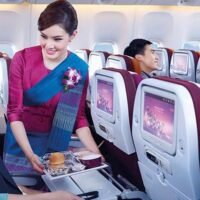 Flugbegleiter eines Thai Airways Fluges wurden mit einer Gehaltskürzung und einer einmonatigen Aussetzung vom Dienst bestraft, weil sie die Essenstabletts der Passagiere nicht abgeholt hatten, bis das Flugzeug wieder gelandet war