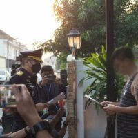 Beamte der Public Sector Anti-Corruption Commission (PACC), des Anti-Money Laundering Office (AMLO) und der Anti-Korruptionspolizei durchsuchten vier Orte, darunter das Haus des stellvertretenden Gesundheitschefs von Nakhon Ratchasima, um nach Beweisen für mutmaßliche Korruption zu suchen.