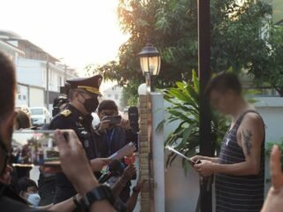 Beamte der Public Sector Anti-Corruption Commission (PACC), des Anti-Money Laundering Office (AMLO) und der Anti-Korruptionspolizei durchsuchten vier Orte, darunter das Haus des stellvertretenden Gesundheitschefs von Nakhon Ratchasima, um nach Beweisen für mutmaßliche Korruption zu suchen.