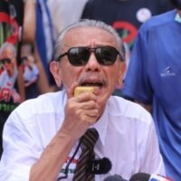 Der Whistleblower Chuvit Kamolvisit wird eine Klage gegen den Anwalt Sittra Biabangkerd wegen Verleumdung einreichen und 100 Millionen Baht Schadensersatz wegen dessen Behauptung fordern, dass der Sohn des ersteren 50 Millionen Baht von Personen erhalten habe, die mit einem großen illegalen Glücksspielnetzwerk in Verbindung stehen.