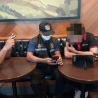 Thai Rath berichtete gestern über die Festnahme eines 28-jährigen Computerlehrers in einem Café in Nakhon Sawan, Nordthailand. Er hatte Eltern viele Male nach sexuellem Missbrauch weiblicher Teenager ausgezahlt. Er dachte, er verkaufe eine Lebensversicherung an einen potenziellen Kunden – stattdessen wurde ihm ein Haftbefehl wegen sexueller Belästigung eines Kindes unter 15 Jahren auferlegt.