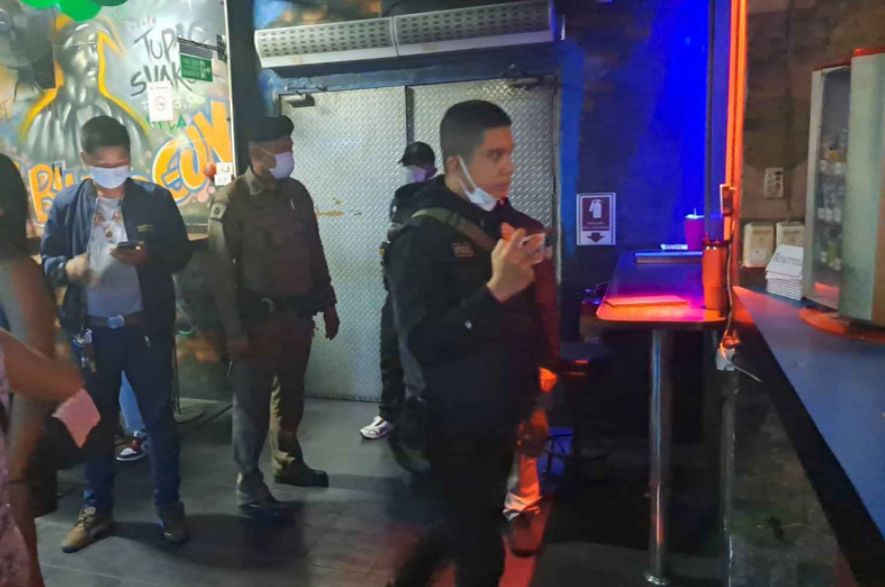Ein Nachtclub in Pattayas Fußgängerzone wurde am Dienstag in den frühen Morgenstunden von der Polizei durchsucht, weil er über die gesetzlichen Öffnungszeiten hinaus geöffnet war. Die Razzia um 4.30 Uhr im Flexx Club in Süd Pattaya in der Gemeinde Nong Prue, Bezirk Bang Lamung, wurde von Pol Lt Col Pichit Chamhuap, dem leitenden Ermittler der Polizei von Pattaya, geleitet, als Reaktion auf Beschwerden, dass der Club nach 2 Uhr morgens noch geöffnet blieb.