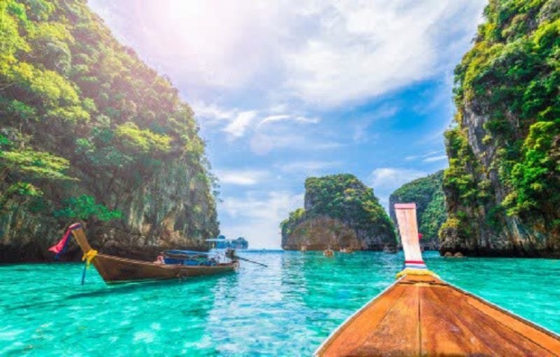 Phuket und die nordöstlichen Provinzen Thailands wurden in die Liste der „World's Greatest Places of 2023“ des TIME Magazins aufgenommen. Laut der Tourismusbehörde von Thailand (TAT) beschreibt die Liste, die 50 außergewöhnliche Reiseziele zum Erkunden enthält, Phuket als einen der meistbesuchten Orte Thailands und ist bekannt für seine berühmten Strände.