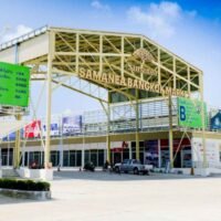 Premierminister Prayuth Chan o-cha hat eine Untersuchung der Rechtmäßigkeit von Samanea Plaza Thailand, einem neuen Groß- und Einzelhandels- und Warenverteilungszentrum in Bangkoks Stadtteil Bang Na, angeordnet, nachdem Berichten zufolge es sich vollständig im Besitz chinesischer Investoren befand.