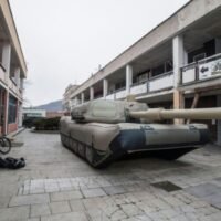 Ein tschechisches Unternehmen, das beliebte Waffenköder herstellt, darunter Himars-Raketenwerfer und Abrams-Panzer, sagte am Montag, dass die Nachfrage seit Beginn der russischen Invasion in der Ukraine im vergangenen Jahr stark angestiegen sei. Die mit Elektro- oder Benzingebläse aufgeblasenen Köder aus synthetischer Seide werden gebraucht, um den Feind auf dem Schlachtfeld zu täuschen, indem sie einem luftgefüllten Köder statt echter Waffen anvisieren.