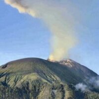 Der indonesische Mount Ili Lewotolok brach am Freitag aus und rülpste einen Turm aus Rauch und Asche fast einen Kilometer in den Himmel und veranlasste die Behörden, eine No-Go Zone in dem Gebiet zu verhängen.