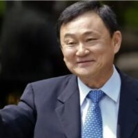 Der abgesetzte Premierminister Thaksin Shinawatra könnte wahrscheinlich in einem Krankenhaus oder Pflegeheim festgehalten werden, anstatt im Gefängnis, nachdem er aus dem Exil im Ausland nach Hause zurückgekehrt ist, so ein bekannter Akademiker.
