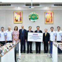 Die französische Regierung hat Thailand am Montag 1.000.200 Dosen des bivalenten Covid-19 Impfstoffs von Moderna gegeben. Der Impfstoff wurde von Botschafter Thierry Mathou an Gesundheitsministerin Anutin Charnvirakil im Gesundheitsministerium in Nonthaburi übergeben. Andere Anwesende waren der ständige Gesundheitsminister Dr. Opas Karnkawinpong und der Generaldirektor der Abteilung für Seuchenkontrolle Thares Krasanairawiwong.