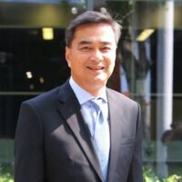 Der ehemalige Vorsitzende der Demokratischen Partei und Premierminister Abhisit Vejjajiva sagte, er habe das Angebot der Partei abgelehnt, bei den bevorstehenden Wahlen als Kandidat auf der Parteiliste anzutreten, weil er die Öffentlichkeit nicht über die politische Haltung der Partei verwirren wolle.