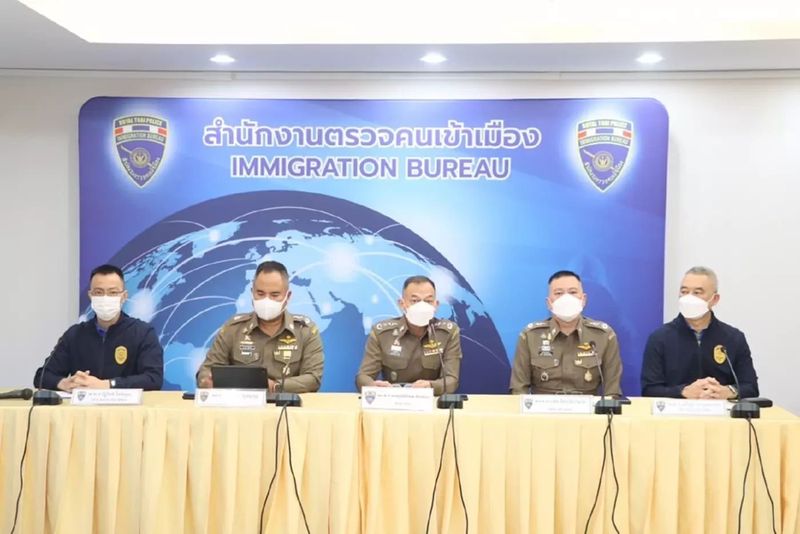 Die thailändische Einwanderungsbehörde unter der Leitung von Pol Generalleutnant Phakphoomphat Sajjaphan gab die jüngsten Verhaftungen von Ausländern bekannt, die in Thailand einen sicheren Hafen gefunden haben, nachdem sie im Ausland mehrere Verbrechen begangen hatten. Die thailändische Einwanderungsbehörde unter der Leitung von Pol Generalleutnant Phakphoomphat Sajjaphan gab die jüngsten Verhaftungen von Ausländern bekannt, die in Thailand einen sicheren Hafen gefunden haben, nachdem sie im Ausland mehrere Verbrechen begangen hatten.