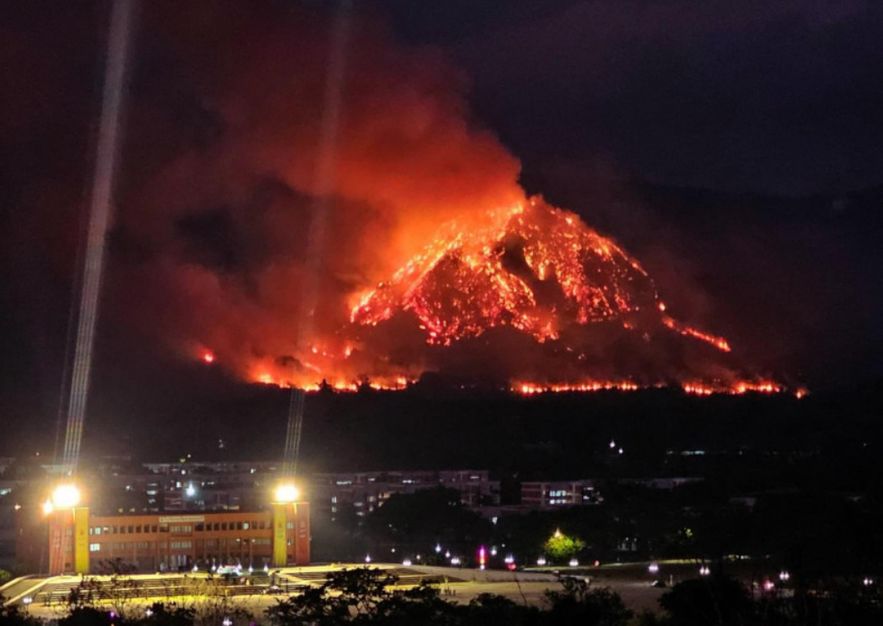 Ein Lauffeuer, das den Berichten zufolge am Dienstagabend durch einen Blitzeinschlag in Khao Chaphlu im Bezirk Muang von Nakhon Nayok verursacht wurde, näherte sich gestern Wohngebieten, nachdem es 700 Rai Wald über drei Berge hinweg niedergebrannt hatte.<br /> Die Behörden befürchten, dass starke Winde in der Gegend dazu führen könnten, dass sich das Feuer auf den Khao Yai Nationalpark ausbreitet, der jetzt nur drei Kilometer vom Brand entfernt ist, sagte eine informierte Quelle. Ein Lauffeuer, das den Berichten zufolge am Dienstagabend durch einen Blitzeinschlag in Khao Chaphlu im Bezirk Muang von Nakhon Nayok verursacht wurde, näherte sich gestern Wohngebieten, nachdem es 700 Rai Wald über drei Berge hinweg niedergebrannt hatte. Die Behörden befürchten, dass starke Winde in der Gegend dazu führen könnten, dass sich das Feuer auf den Khao Yai Nationalpark ausbreitet, der jetzt nur drei Kilometer vom Brand entfernt ist, sagte eine informierte Quelle.