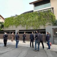 Die Polizei hat 17 Orte durchsucht, darunter ein Luxushaus, das dem Ehemann einer thailändischen Schauspielerin mit mutmaßlichen Verbindungen zu Online Glücksspielnetzwerken gehört. Polizei und Polizeikommandos des Cyber Crime Investigation Bureau (CCIB) haben am Donnerstag die Razzia in Bangkok und den umliegenden Provinzen gestartet, um Beweise für die strafrechtliche Verfolgung von Mitgliedern der Glücksspielnetzwerke zu finden, sagte Pol General Torsak Sukwimol, stellvertretender nationaler Polizeichef.