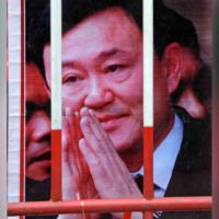 Der frühere Premierminister Thaksin Shinawatra, der seit 2008 im selbst auferlegten Exil im Ausland lebt, muss mit mindestens 10 Jahren Haft rechnen, wenn er sein Versprechen einhält, nach Thailand zurückzukehren, um seine Gefängnisstrafe zu verbüßen. Thaksin war in seiner Amtszeit als Premierminister zwischen Februar 2001 und September 2006 mit acht Strafverfahren konfrontiert.
