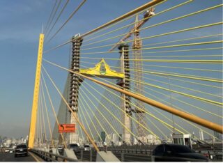 Eine neue Brücke, die parallel zur Rama-IX-Brücke über den Chao Phraya verläuft, ist fast fertig. Die Schrägseilbrücke mit acht Fahrspuren soll im nächsten Jahr fertiggestellt werden. Der Bau der breitesten Flussbrücke des Landes über den Fluss Chao Phraya in Bangkok soll nächstes Jahr abgeschlossen werden.